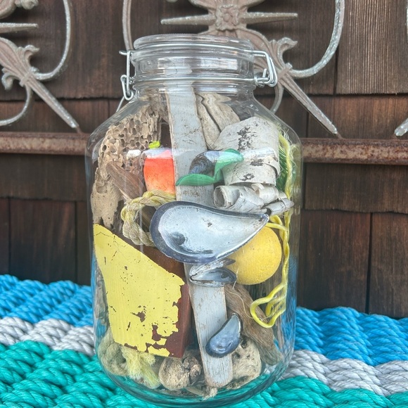 Large Italian Glass Jar Filled with Montauk Beach Finds. Driftwood, buoy pieces - Picture 7 of 10